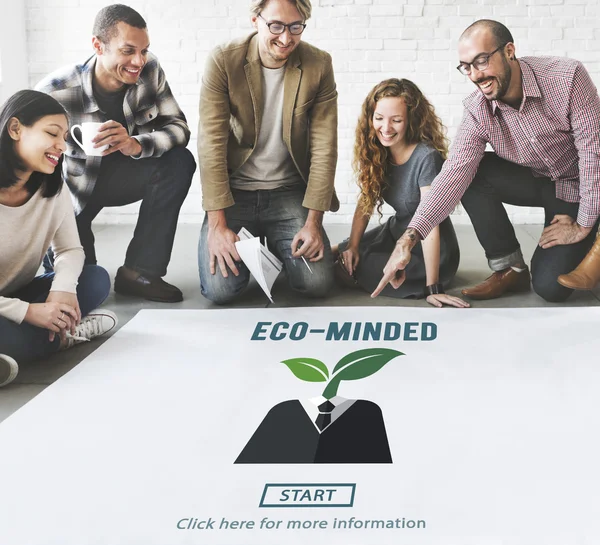 Designers trabalhando com cartaz e eco-minded — Fotografia de Stock