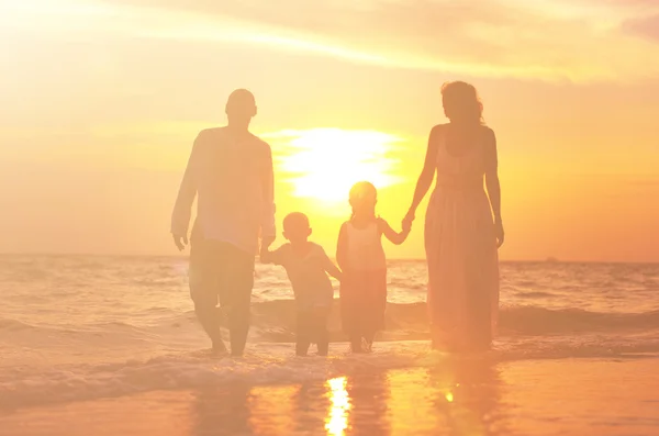 Famiglia che si diverte in vacanza — Foto Stock