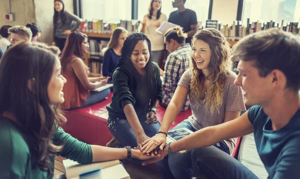 Разнообразие и счастливые студенты вместе — стоковое фото