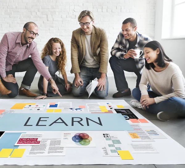 Diseñadores trabajando con póster y aprender — Foto de Stock