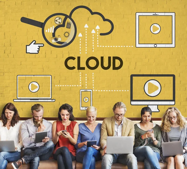 Menschen sitzen mit Geräten und Cloud — Stockfoto