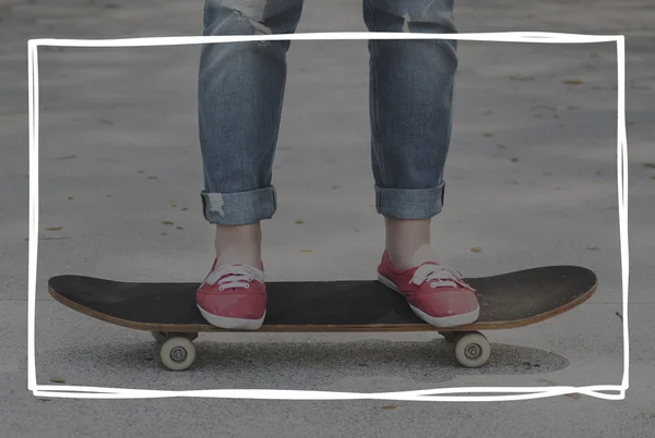 Κορίτσι ιππασία από skateboard — Φωτογραφία Αρχείου