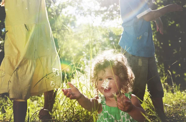 Bambini piccoli che giocano insieme all'aperto — Foto Stock