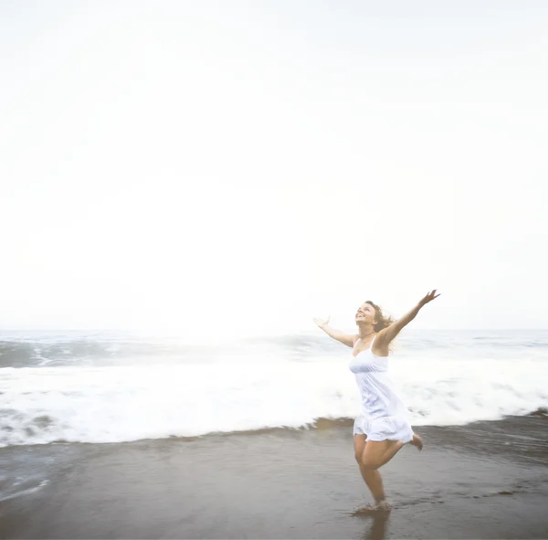 Mujer Relajándose en la playa — Foto de Stock