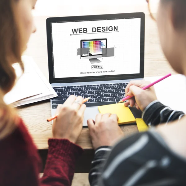 Meisjes werken met laptop concept — Stockfoto