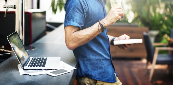 Mann arbeitet mit Computer — Stockfoto