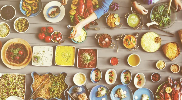 Amigos comendo para grande mesa — Fotografia de Stock