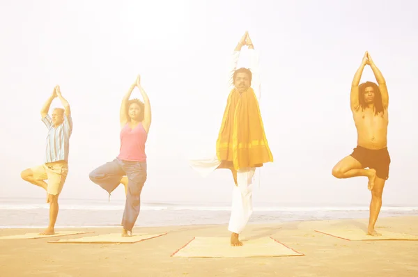 Persone che fanno esercizio di yoga — Foto Stock