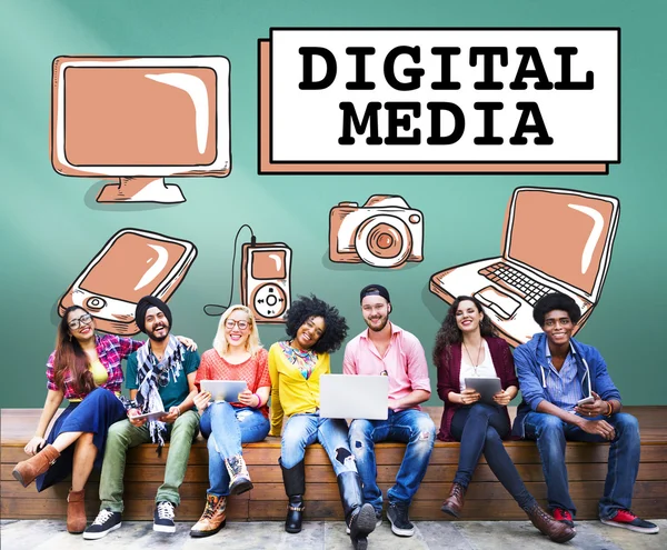 Studenten met behulp van digitale apparaten, surfen op het internet — Stockfoto