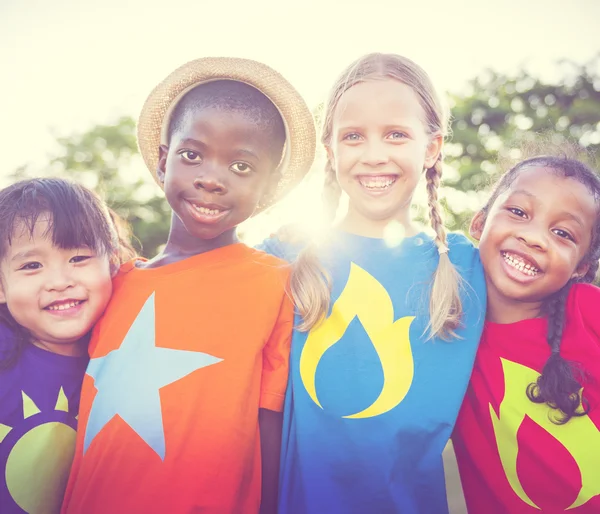 Niños multiétnicos al aire libre — Foto de Stock