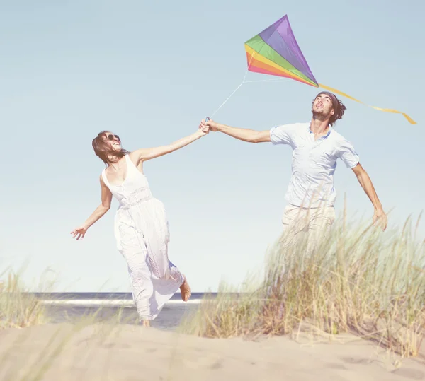 Χαρούμενο ζευγάρι παίζει Kite — Φωτογραφία Αρχείου