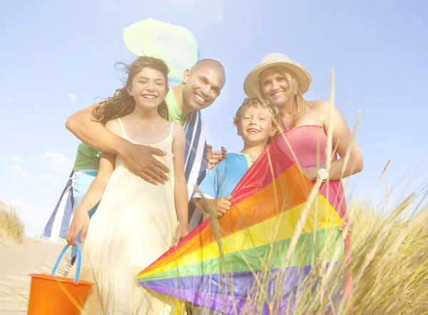 Familia alegre vinculación al aire libre — Foto de Stock