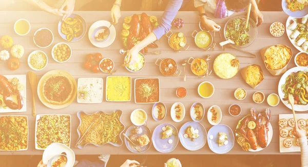 Amis manger pour grande table — Photo