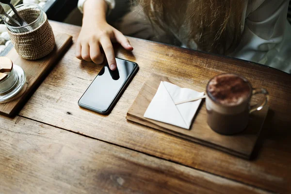 Frau benutzt Smartphone — Stockfoto