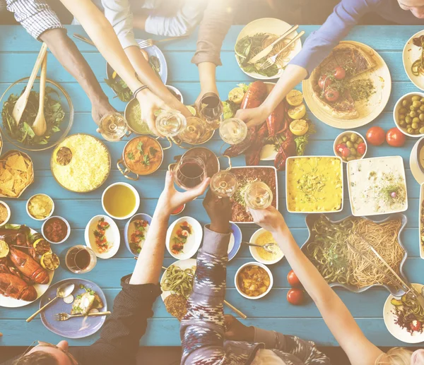 Persone che si godono il cibo — Foto Stock