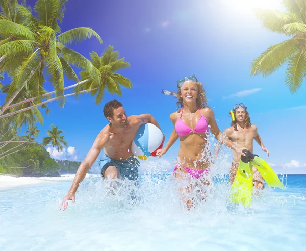 Gente divirtiéndose en la playa — Foto de Stock