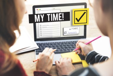 Kızlar dizüstü bilgisayar kavramı ile çalışma