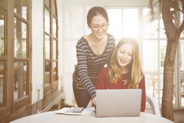 Dijital aygıt kavramı ile çalışan kadınlar