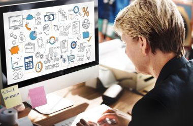 Bilgisayarda çalışan iş kadın