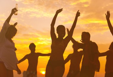 arkadaşlar yaz plaj partisi