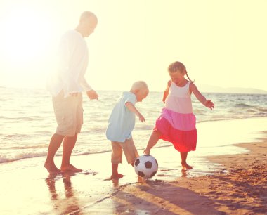 Babası kızı ve oğlu sahilde
