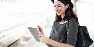 Dijital aygıt ile kadın portresi