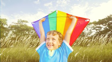 Neşeli çocuk iskambil uçurtma