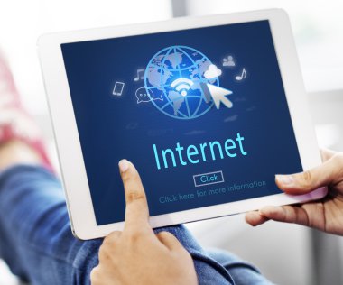 Tablet kullanan kadın