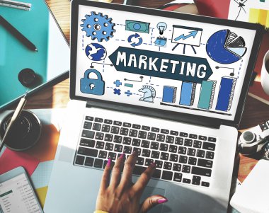 bilgisayar ile çalışan kadın