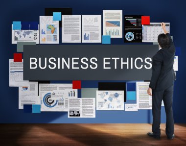 İş adamı duvara yakın duruyor 