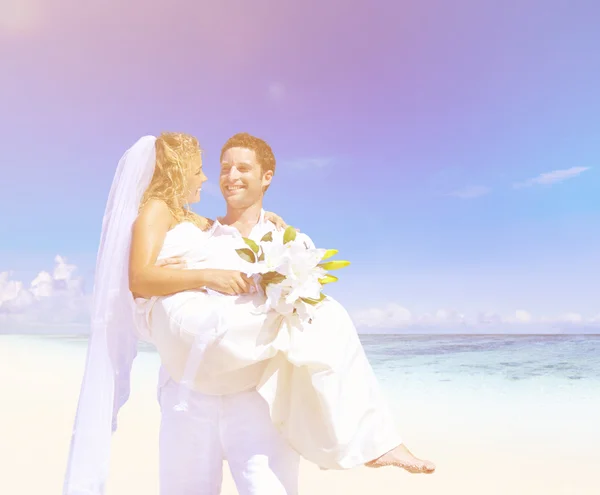 Casal se casar na praia — Fotografia de Stock