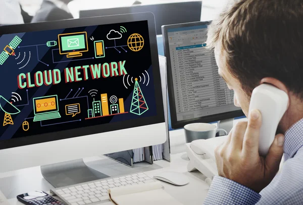 Affärsman som arbetar på dator med Cloud nätverk — Stockfoto