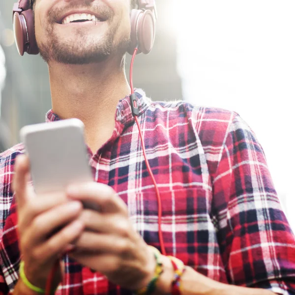 Homem ouvindo música — Fotografia de Stock