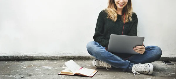 Menina trabalhando com dispositivo digital — Fotografia de Stock