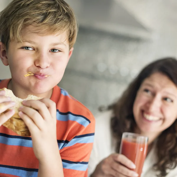 Son och mamma äta lunch tillsammans — Stockfoto