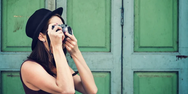Fotografo ragazza con macchina fotografica — Foto Stock