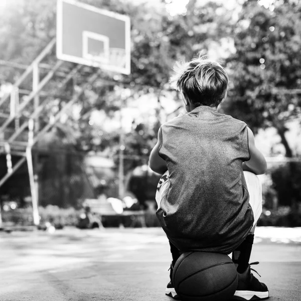 Jongen die basketbal speelt — Stockfoto
