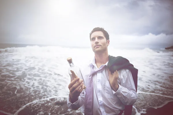 Empresario quedándose solo en la playa — Foto de Stock