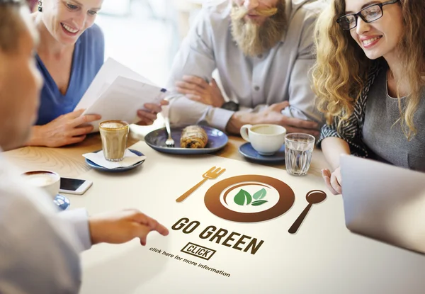 Mensen bespreken over Go Green — Stockfoto