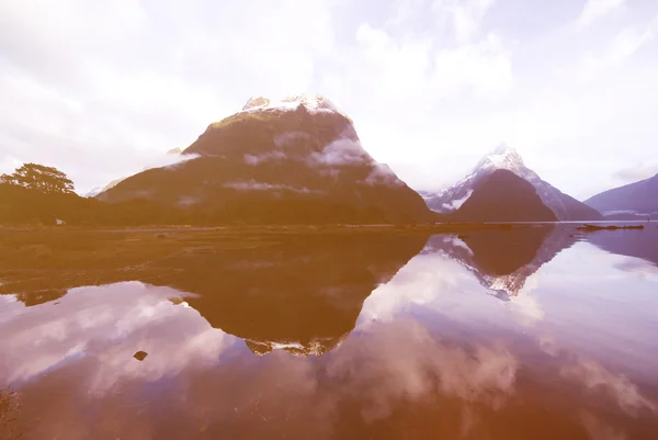 Tranquil lake in the mountains — Stock Photo, Image