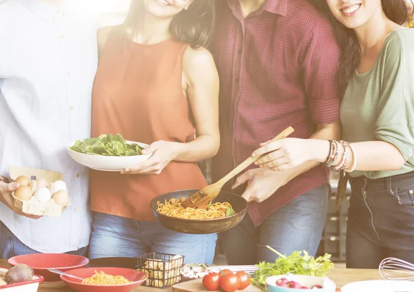 Porträtt av glada vänner med mat — Stockfoto