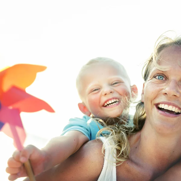 Anya és fia szórakozás a strandon — Stock Fotó