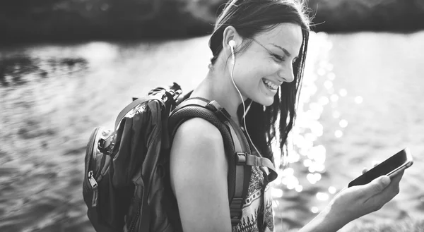 Femme écoute de la musique dans les écouteurs — Photo