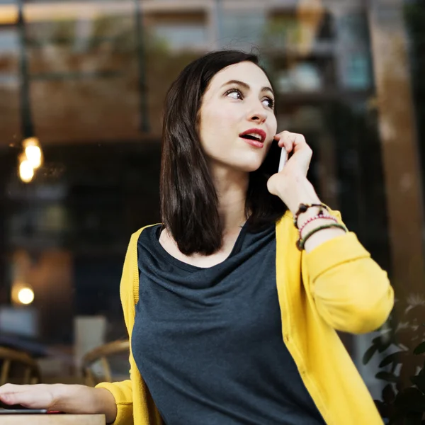 Porträt einer Frau mit Smartphone — Stockfoto