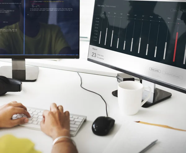 Hombre de negocios que trabaja en la computadora con tablero de instrumentos —  Fotos de Stock