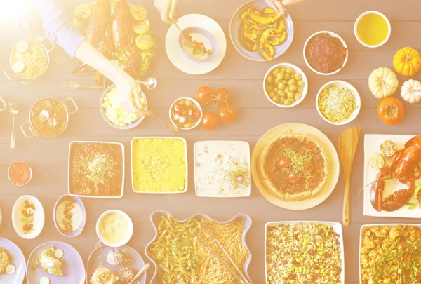 Amigos comiendo para la mesa grande — Foto de Stock