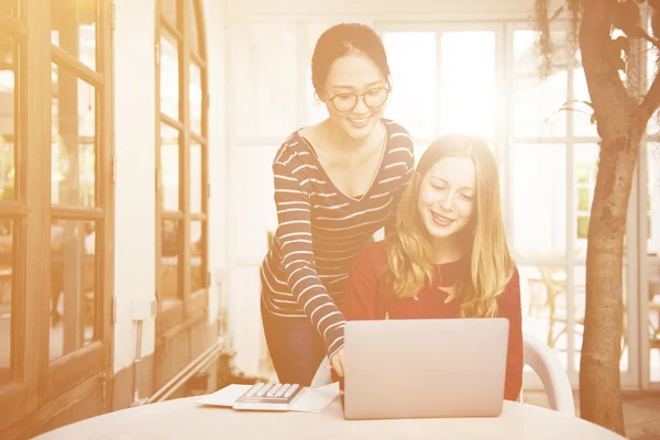 Mujeres que trabajan con el concepto de dispositivo digital —  Fotos de Stock