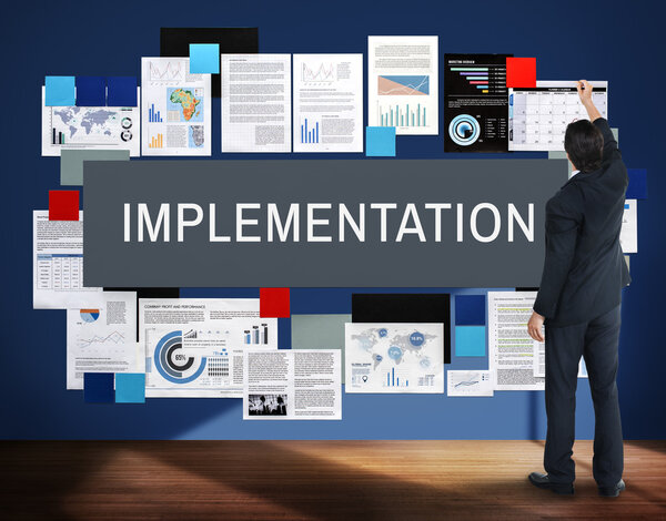 Бизнесмен стоит у стены
 