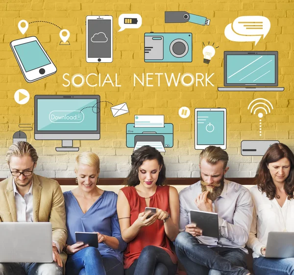 人们坐在一起的设备及社会网络 — 图库照片