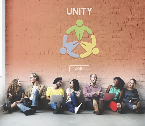 Ποικιλομορφία Φίλοι κοντά σε τοίχο με ενότητας — Φωτογραφία Αρχείου